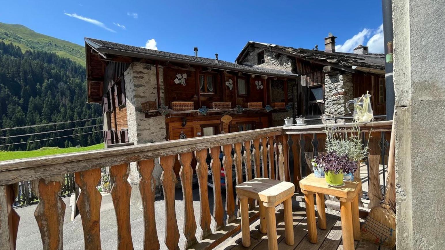 Petit Velan - Coworking & Coliving Hostel Bourg-Saint-Pierre Ngoại thất bức ảnh
